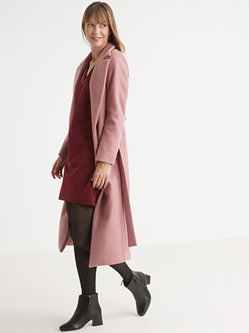 Pour un look monochrome on adore la robe housse grande taille pour femme associé à un long manteau peignoir rose pour femme ronde