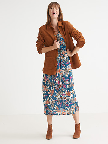 Look coloré avec la robe longue fleuri et sa veste en suédine camel pour femme grande taille.