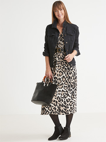 Une veste en jean coloris noir accompagnera parfaitement la robe longue léopard grande taille femme. Imprimé tendance de la saison c’est un indispensable de la garde-robe féminine.