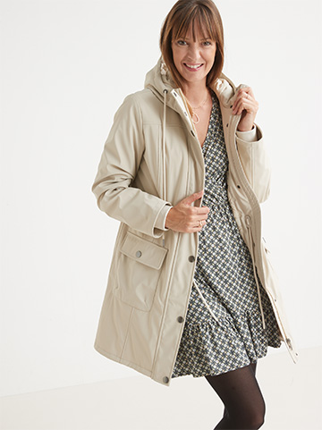 Quoi de mieux qu’une robe longueur genoux pour femme ronde et sa parka blanche pour affronter l’automne ?