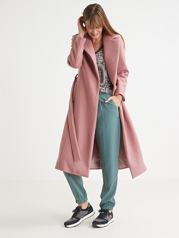 Look pastel avec le t-shirt pour femme grande taille, son pantalon vert pastel et son long manteau peignoir rose clair.